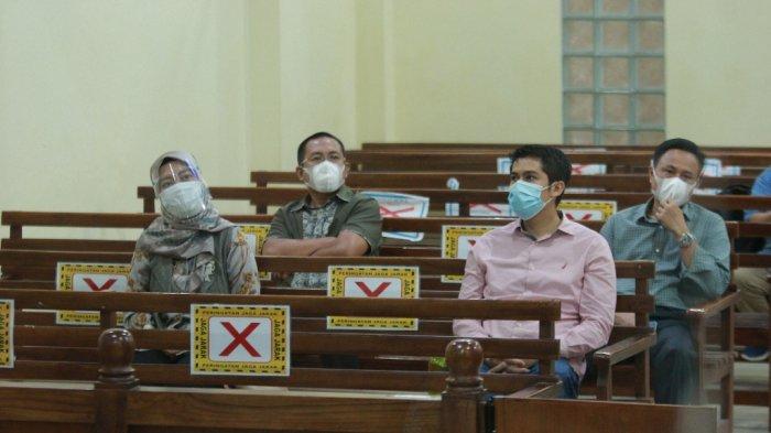 Wakil Gubernur Lampung Chusnunia Chalim hadir dalam sidang perkara dugaan suap gratifikasi dengan terdakwa eks Bupati Lampung Tengah Mustafa di Pengadilan Negeri Tanjungkarang, Bandar Lampung, Kamis (4/3/2021). Ia didampingi oleh sang suami, Erry Ayudhiansyah.