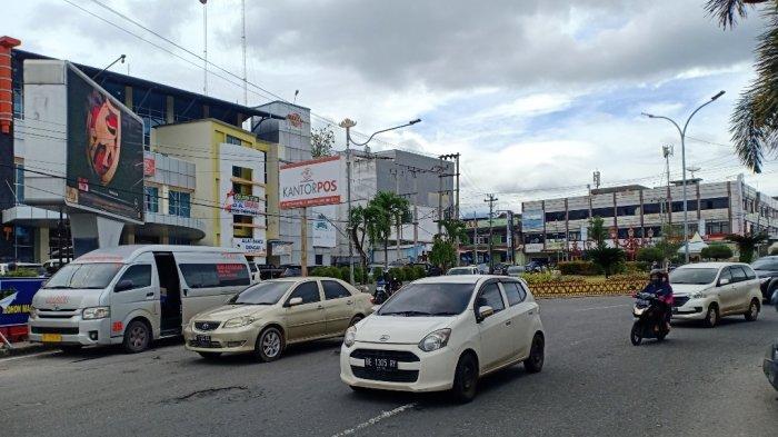 Suasana jalan di Bandar Lampung pasca penerapan PPKM Level 3, Selasa (7/9/2021).