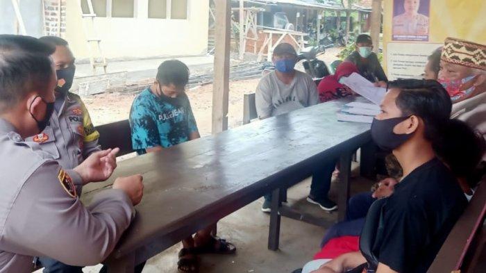 Proses rembuk pekon penyelesaian pencurian kotak amal yang ditempatkan di warung bakso di Pekon Tekad, Pulau Panggung