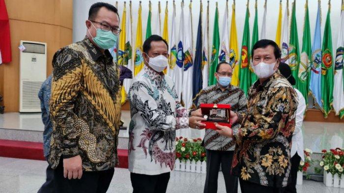 Kementerian Dalam Negeri (Kemendagri) dan Kementerian Sosial (Kemensos), melakukan Penandatangan Nota Kesepahaman (MoU) dengan Forum Rektor Indonesia (FRI), di Jakarta, Senin (29/3/2021)