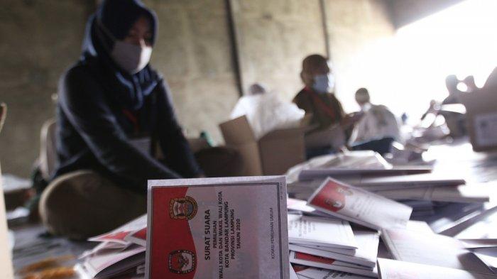 Sejumlah pekerja melakukan pelipatan dan penyortiran surat suara Pemilihan Kepala Daerah (Pilkada) Bandar Lampung di Gudang KPU Kota Bandar Lampung, Jalan Raden Saleh Raya, Kedaton, Selasa (24/11/2020).