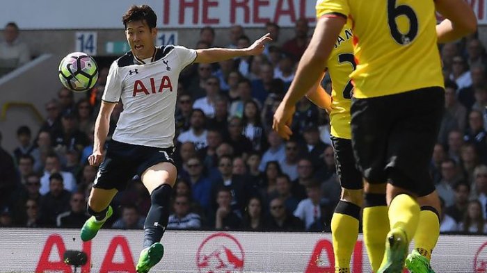 Penyerang Tottenham Hotspur asal Korea Selatan, Son Heung-Min (kiri), melakukan tendangan voli untuk mencetak gol keempat timnya ke gawang Watford dalam pertandingan Premier League di White Hart Lane, London, Sabtu (8/4/2017).
