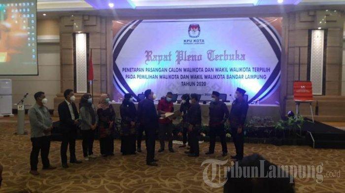 Suasana penetapan Eva Dwiana-Deddy Amarullah sebagai paslon terpilih melalui rapat pleno penetapan dan pengesahan oleh KPU Bandar Lampung di Swiss-Bellhotel, Bandar Lampung, Kamis (18/2/2021).