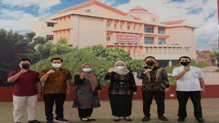 Dalam kunjungan ini tim SMKN 9 Bandarlampung turut meninjau Laboratorium Multimedia dan Studio E-Learning UTI