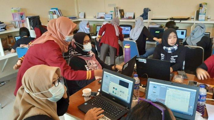 Dosen Universitas Teknokrat Indonesia salah satu Universitas Terbaik di Lampung melaksanakan kegiatan Pengabdian Kepada Masyarakat (PKM) Sekolah Binaan Tahap I, di SMK Kridawisata Kota Bandarlampung, Selasa (30/3/2021).