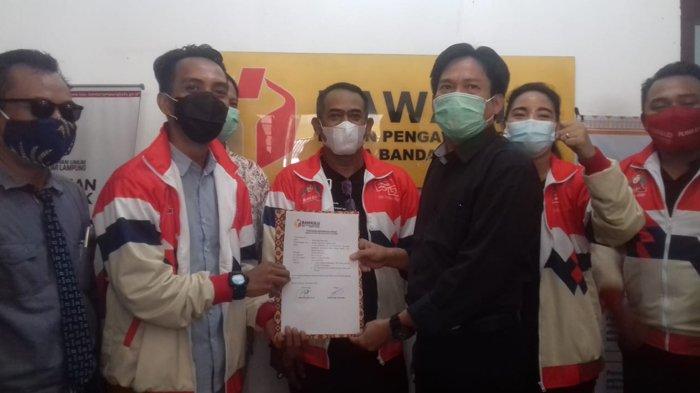 Bawaslu Bandar Lampung menerima laporan perusakan APK paslon nomor 03, Eva-Deddy, dari tim koalisi paslon, di kantor Bawaslu Bandar Lampung, Kamis (12/11/2020). Tim Koalisi Eva-Deddy Laporkan Perusakan APK di 10 Kecamatan di Bandar Lampung. (Dokumentasi Bawaslu Bandar Lampung)