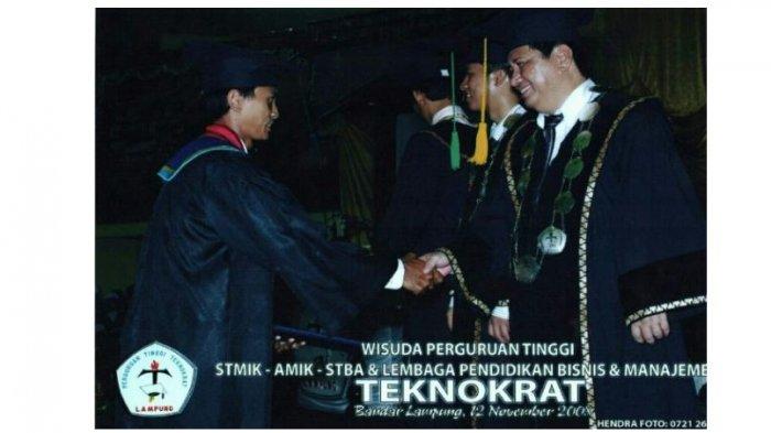 Saat diwisuda.