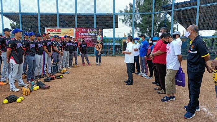 Ketua KONI Lampung M Yusuf Sulfarano Barusman saat meninjau latihan cabang olahraga sofbol dan bisbol di kompleks PKOR Way Halim, Bandar Lampung, Selasa (20/4/2021) lalu.