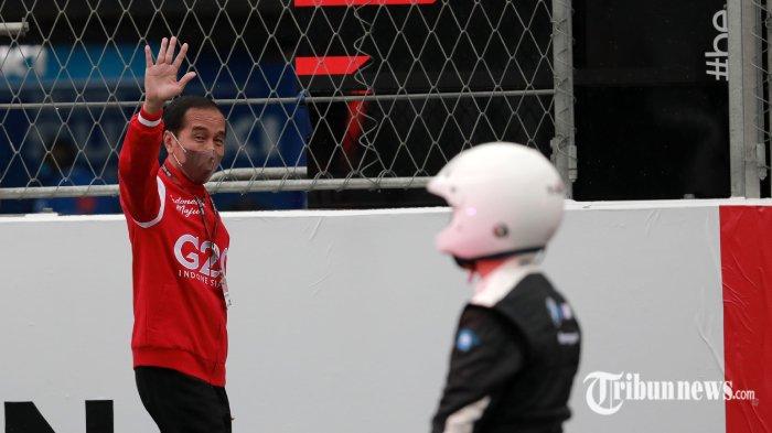Presiden Joko Widodo melambaikan tangan kepada penonton yang menyaksikan seri kedua MotoGP di Pertamina Mandalika International Street Circuit di KEK Mandalika, Desa Kuta, Kecamatan Pujut, Praya, Lombok Tengah, NTB, Minggu (20/3/2022).