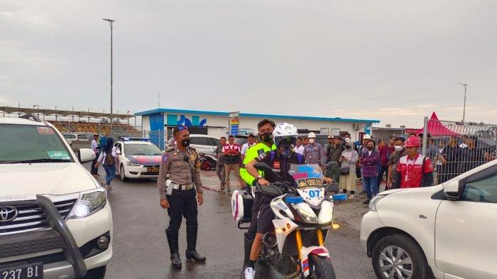 Aipda Lalu Dwi Priyatno bersama Franco Morbidelli. (TribunLombok.com/Ahmad Wawan Sugandika)
