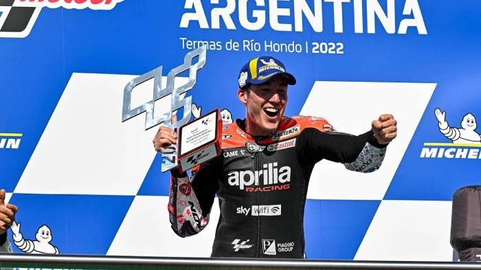 Pembalap Aprilia Racing Aleix Espargaro mengangkat trofi usai memenangi MotoGP Argentina 2022 di Sirkuit Termas de Rio Hondo, Sabtu (3/4/2022) waktu setempat atau Minggu (4/4/2022) dini hari.