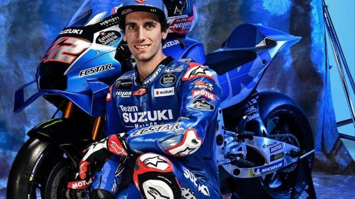 Alex Rins (42) berpose di depan motor Team Suzuki memamerkan motor baru mereka. (5/2/2022).
