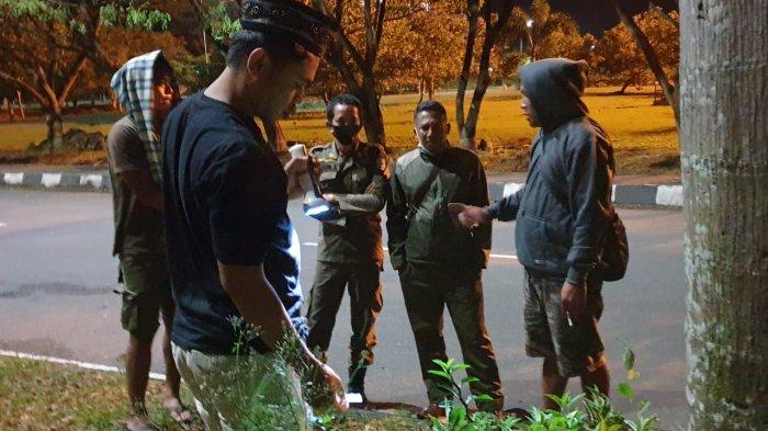 NARKOBA: Anggota Polres KSB saat menangkap pengedar narkoba di KTC Taliwang, Sumbawa Barat, Selasa (13/4/2021) malam.