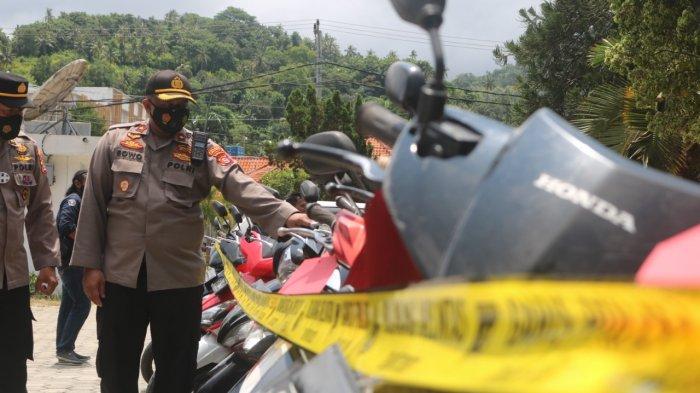 BARANG BUKTI: Kapolres Lombok Barat AKBP Bagus S. Wibowo menunjukkan kendaraan-kendaraan yang digelapkan tersangka, di Senggigi, Lombok Barat, Selasa (30/3/2021).