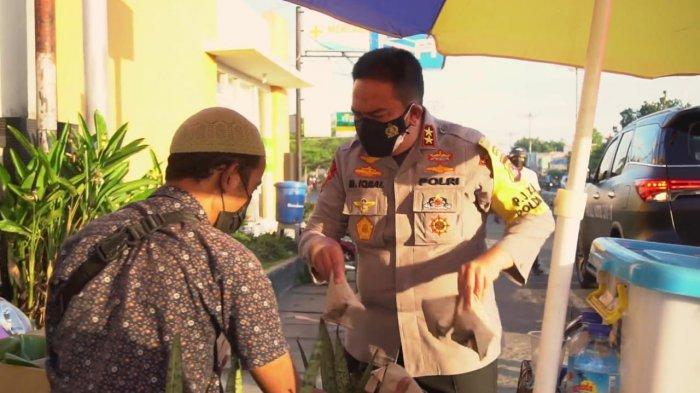BORONG: Aksi Kapolda NTB Irjen Pol Muhammad Iqbal saat memborong dagangan para pedagang kaki lima di pinggir jalan Kota Mataram, Minggu (18/7/2021). (Dok. Polda NTB)