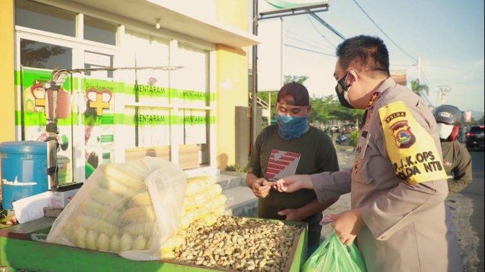 BORONG: Aksi Kapolda NTB Irjen Pol Muhammad Iqbal saat memborong dagangan para pedagang kaki lima di pinggir jalan Kota Mataram, Minggu (18/7/2021). (Dok. Polda NTB)