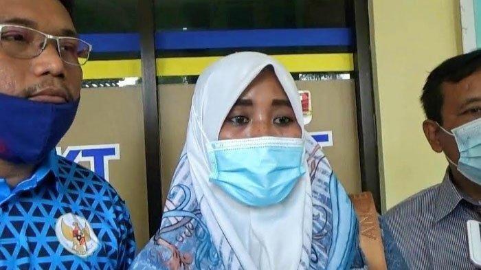 Bu Kades Wotgalih Rini Kusmiyati seusai laporan di Polres Pasuruan Kota, Jumat sore (26/3/2021).