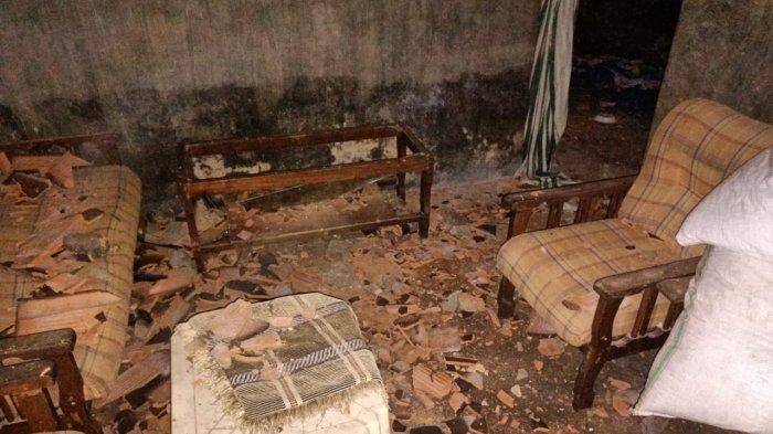 DISERANG: Rumah Jalil Tadah di Kelurahan Jatibaru Timur, Kecamatan Asakota, Kota Bima diserang warga karena dituduh dukun santet, Rabu malam (24/3/2021).