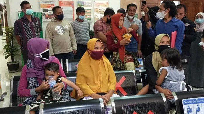 SIDANG: Empat ibu rumah tangga yang jadi terdakwa duduk di ruang tunggu PN Praya sebelum sidang lanjutan, Kamis (25/2/2021).