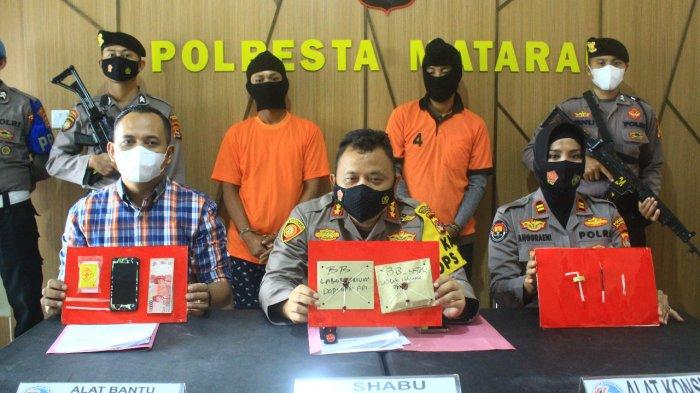 PENGEDAR: Kapolresta Mataram Kombes Pol Heri Wahyudi (tengah) menunjukkan kedua pelaku dan barang bukti sabu, dalam keterangan persnya, Rabu (24/2/2021).