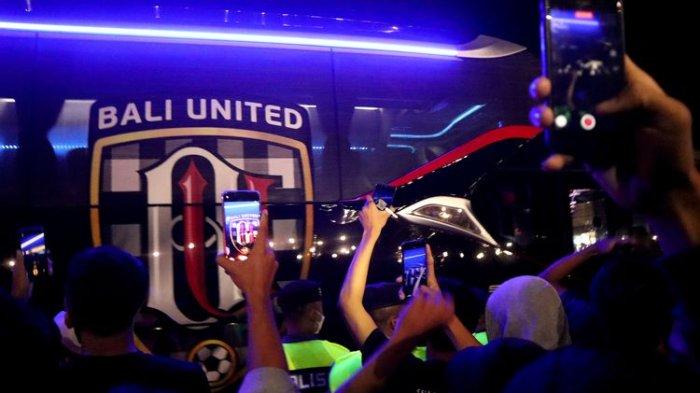 Euforia ratusan suporter Bali United turun ke jalan seusai tim kesayangan mereka mengalahkan Madura United 2-0 di Stadion Kompyang Sujana Denpasar, Senin (21/3/2022) malam.