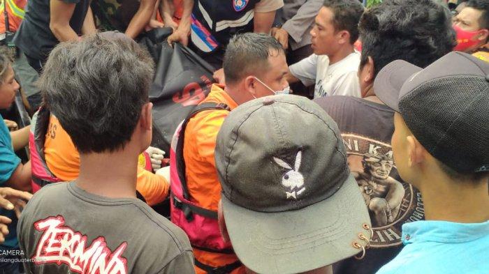 EVAKUASI: Tim SAR gabungan mengevakuasi jenazah mantan kades di Sumbawa yang tenggelam, Kamis (25/2/2021).