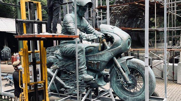 Proses pengepakan patung Jokowi naik sepeda motor karya Nyoman Nuarta yang segera dibawa ke Mandalika.