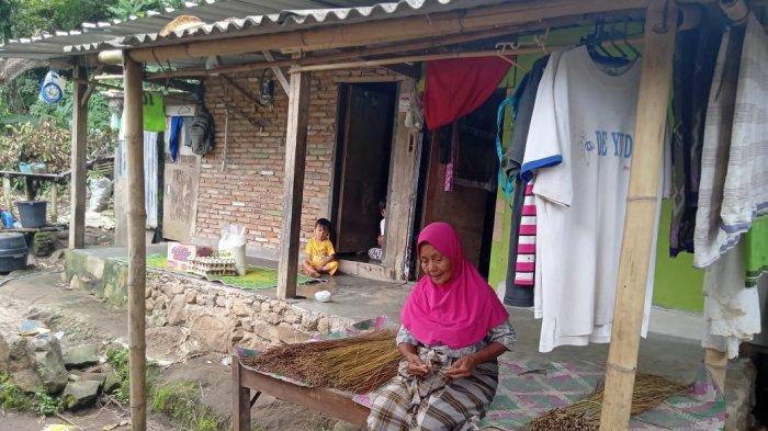 GOTONG ROYONG: Anggota Polsek Senggigi bersama relawan EF dan warga gotong royong membangun MCK bagi Nenek Sarini, Minggu (14/2/2021).