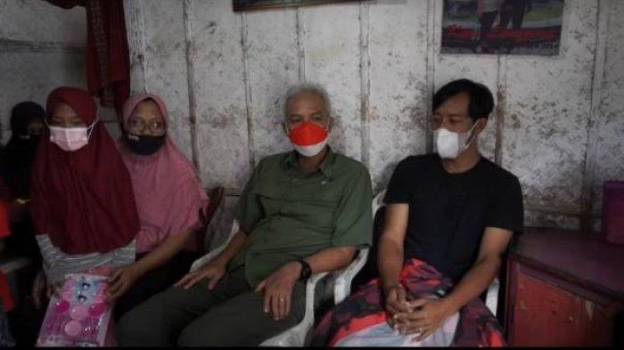 Gubernur Jawa Tengah Ganjar Pranowo saat menyambangi kediaman Fajar Nugroho, kader PDI Perjuangan (PDI-P) di Temanggung.