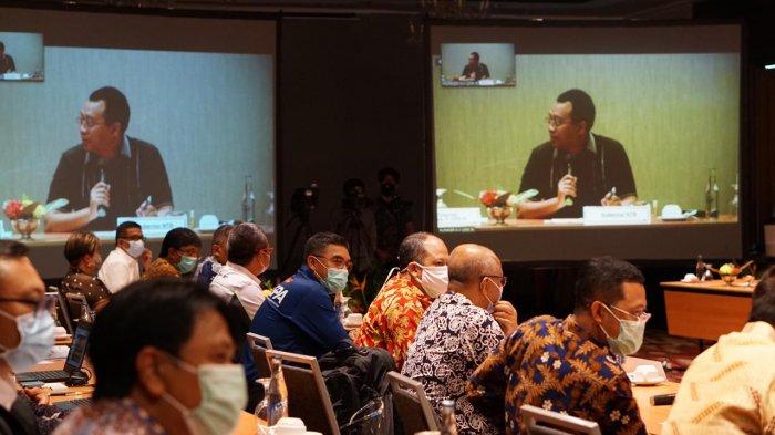 KUNJUNGAN DEWAN: Gubernur NTB H Zulkieflimansyah bebicara di hadapan Komisi VI DPR RI, di Senggigi, Lombok Barat.