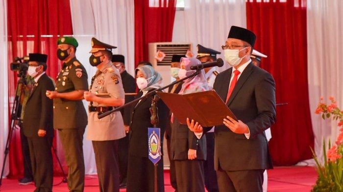 PELANTIKAN: Gubernur Provinsi NTB Zulkieflimansyah menyerahkan SK kepada enam pasangan kepala daerah terpilih hasil Pilkada 2020, saat pelantikan di kantor Gubernur NTB, Jumat (26/2/2021).