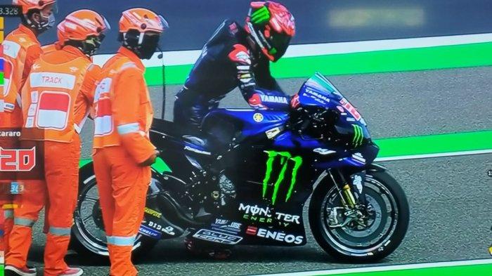 Sejumlah marshal membantu Fabio Quartararo mendorong motor setelah mogok dalam sesi FP2 MotoGP Mandalika, Jumat 18 Maret 2022.