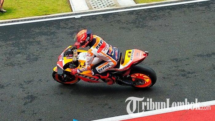 Pembalap Repsol Honda Marc Marquez keluar paddock Sirkuit Mandalika dalam sesi free practice Jumat 18 Maret 2022.