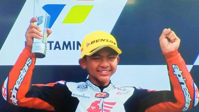 Pembalap Malaysia Hakim Danish mengangkat trofi setelah memenangni race 2 IATC di Sirkuit Mandalika, Minggu 20 Maret 2022.