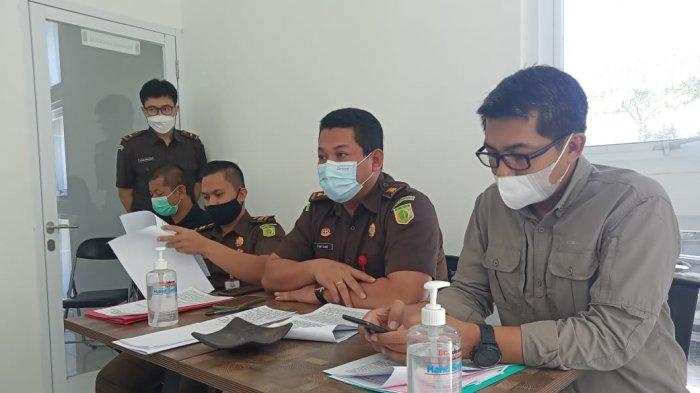 HEARING: Tim Koalisi Anti Kekerasan Seksual Terhadap Anak NTB diterima tim Kejari Mataram saat hearing, Kamis (22/4/2021). (TribunLombok.com/Sirtupillaili)