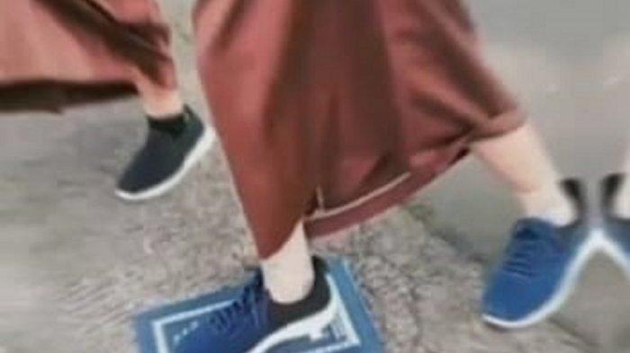 INJAK RAPOR: Beberapa potongan video TikTok siswi SMPN 1 Suela yang menginjak rapor, Sabtu (19/12/2020)