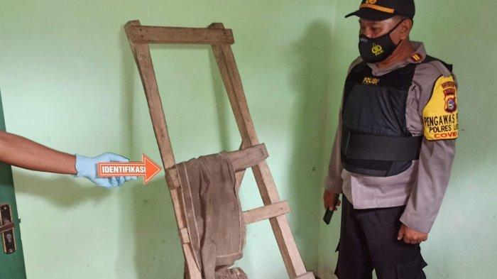 GANTUNG DIRI: Jasad Nuridan (29), asal Desa Karang Sidemen, Kecamatan Batukliang Utara, Lombok Tengah diturunkan warga, Rabu (7/4/2021).