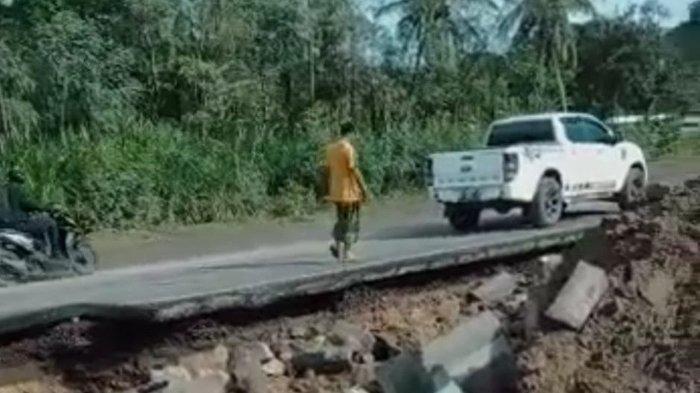 Tangkapan layar jalan bypass di kawasan Mandalika yang dijebol, Sabtu 11 Desember 2021.