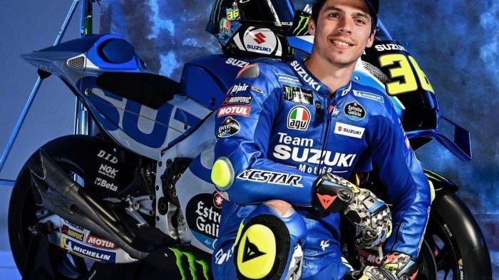 Joan Mir (36) berpose di depan motor Team Suzuki memamerkan motor baru mereka. (5/2/2022).