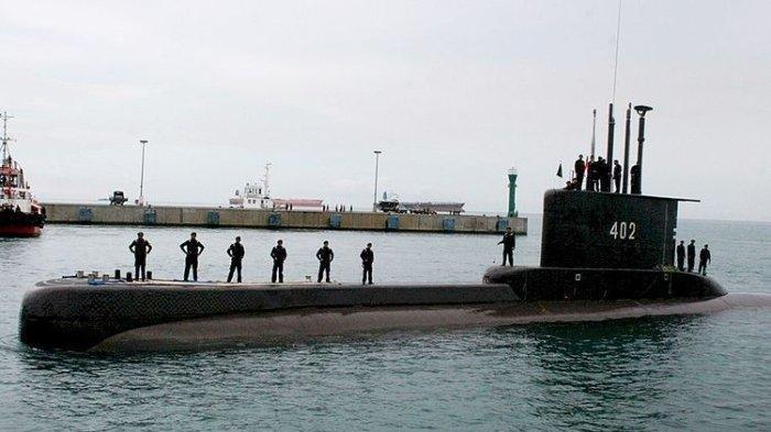 Kapal selam KRI Nanggala-402 berlayar mendekati dermaga Indah Kiat di Kota Cilegon, Banten, beberapa waktu lalu