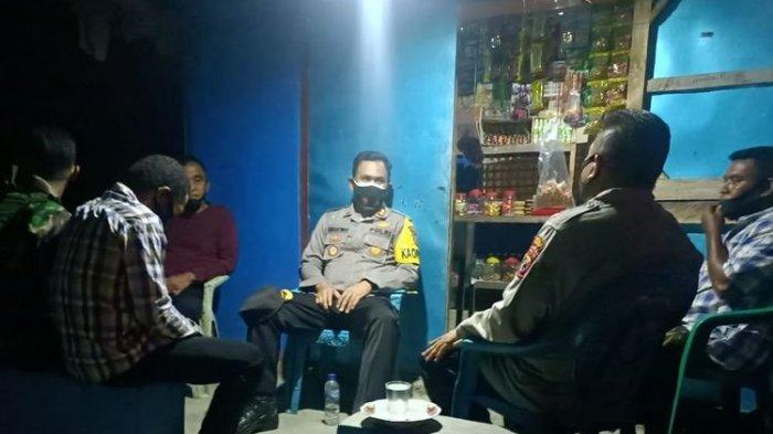Kapolres Alor AKBP Agustinus Christmas, saat bertemu aparat pemerintahan Desa Alila Timur, Ketua RT dan Kepala Dusun 2. Kapolres didampingi Kabagops Polres Alor, Kapolsek Alor Tengah Utara, Bhabinkamtibmas dan Babinsa.