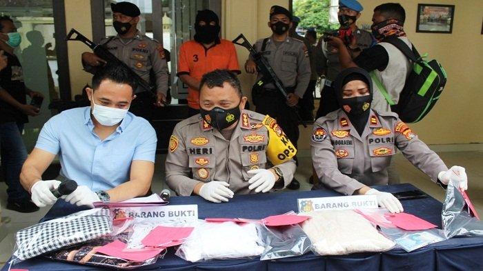 KETERANGAN PERS: Kapolresta Mataram Kombespol Heri Wahyudi (duduk; dua dari kiri) saat memberi keterangan pers, Kamis (21/1/2021).