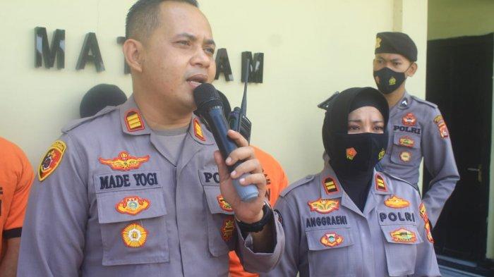 NARKOBA: Kasat Narkoba Polresta Mataram AKP I Made Yogi Purusa Utama (tengah) menunjukkan barang bukti dan tiga pelaku, Senin (29/3/2021).