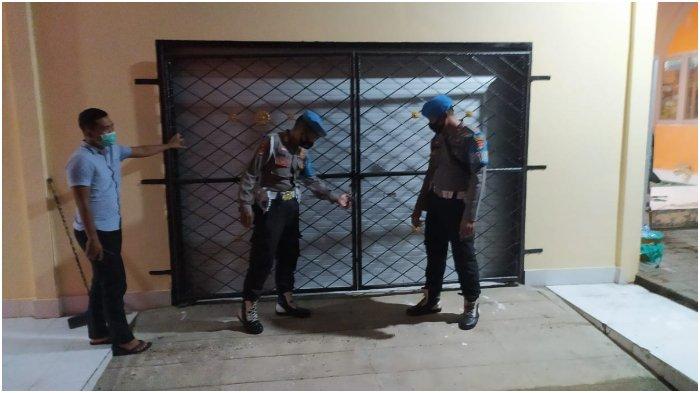 Kepolisian mengawal dan menjaga suara suara yang tiba di kantor KPUD Kota Mataram, Minggu (15/11/2020).
