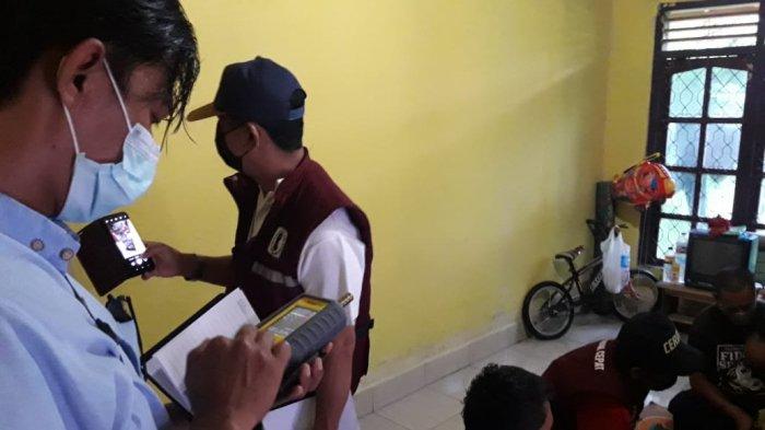 KESEHATAN: Tim kesehatan lingkungan Dinas Kesehatan NTB turun melakukan pemeriksaan di Dusun Eat Nyiur, Desa Wajageseng, Lombok Tengah, Minggu (21/2/2021).