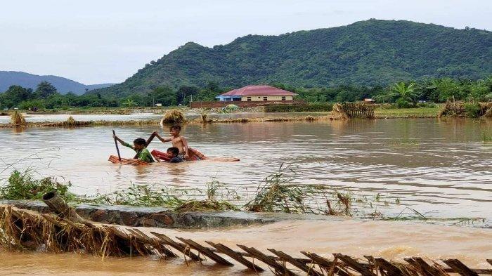 TERENDAM BANJIR: Lahan pertanian warga yang terendam banjir di Kabupaten Bima, Sabtu (3/4/2021).