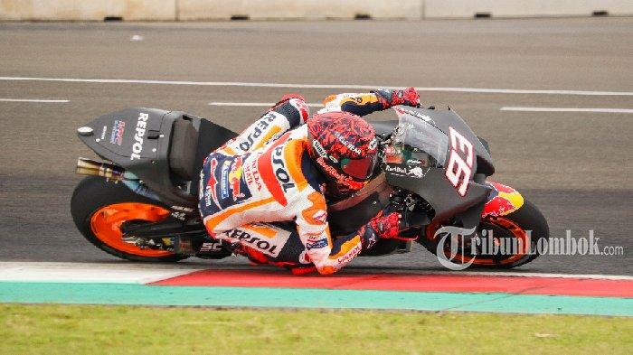 Marc Marquez berusaha mendapatkan waktu terbaik saat tes pramusim MotoGP di Sirkuit Mandalika, Sabtu, 12 Februari 2022.