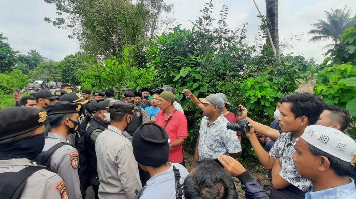 Masyarakat hadang PA Selong saat akan membagi tanah ahli waris pada tanah sengketa di Dusun Bagek manis, Desa Kembang Kerang Daye, Kecamatan Aikmel Lombok Timur, Selasa (8/11/2022).