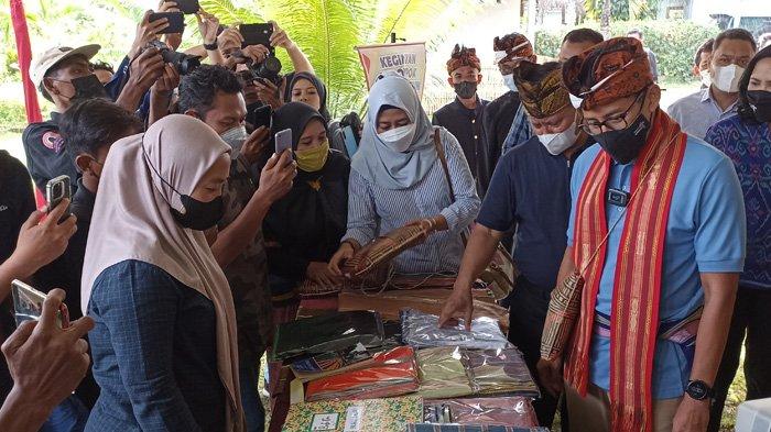 Menparekraf Sandiaga Uno saat mengunjungi Desa Wisata Tetebatu, Kecamatan Sikur, Lombok Timur Minggu (30/2/2022).