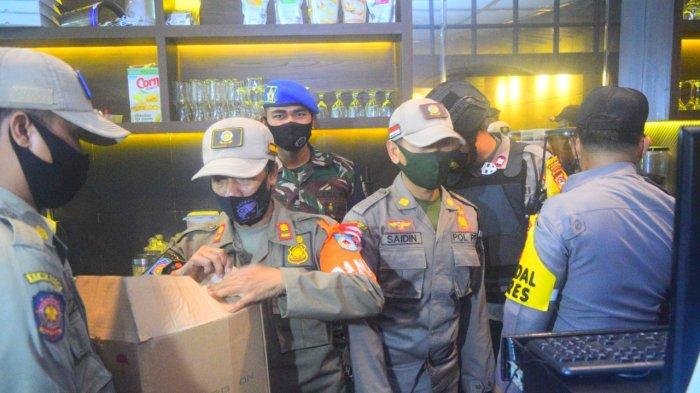 OPERASI GABUNG: Tim gabungan anggota Polresta Mataram, TNI, dan Satpol PP memeriksa sejumlah tempat hiburan yang menjual miras, Rabu malam (23/12/2020).